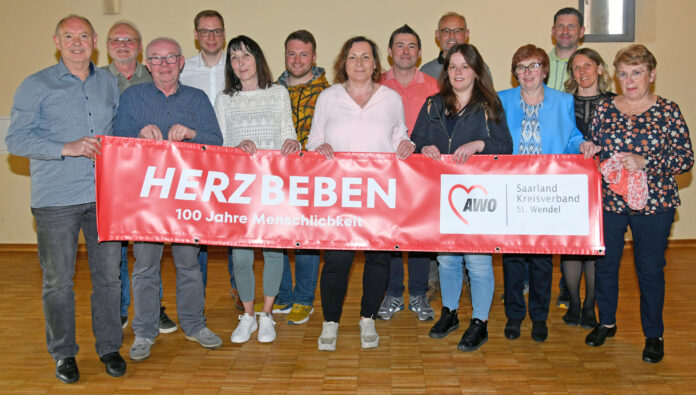 Die AWO Kreiskonferenz St. Wendel am Samstag (27.04.2024) in Oberlinxweiler. Im Bild: Der neue Vorstand (v.l.) Beisitzer Jörg Birkenbach, Kassierer Stefan Thome, Beisitzer Jürgen Möller, Stellvertretender Kreisvorsitzender André Cullmann, Stellvertretende Kreisvorsitzende Carmen Roth, Stellvertretender Kreisvorsitzender Ruben Henschke, Kreisvorsitzende Carmen Krampe, Beisitzer Thomas Krampe, Beisitzer Kurt Rech, Beisitzerin Marie Lang, Beisitzerin Martina Cullmann, Beisitzer Martin Karst, Schriftführerin Sandra Karst und Beisitzerin Waltraut Closter. Foto: BeckerBredel