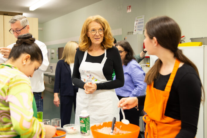 Ministerin Petra Berg kocht mit Schülerinnen und Schülern der Anne-Frank-Schule in Saarlouis. Foto: MUKMAV/Kathrin Stockart.