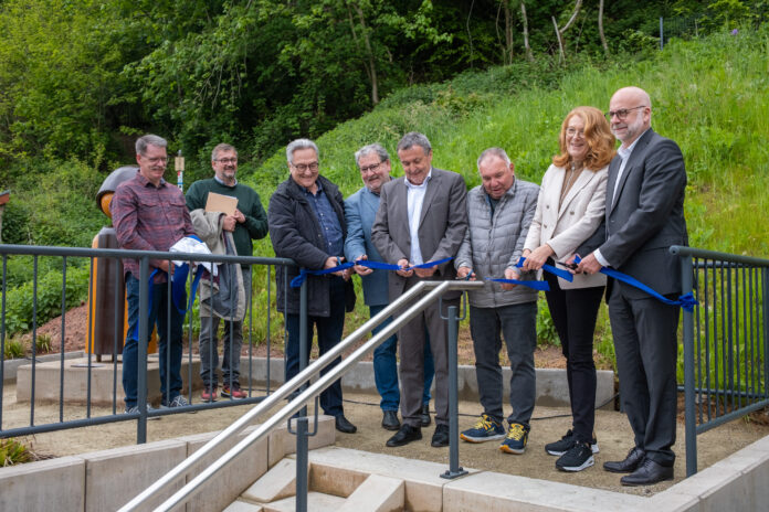 v.l.n.r.: Kunstdrechsler Ralf Meisel, Michael Emser (Geschäftsführer der Stiftung Klosterruine Wörschweiler und Abteilungsleiter Denkmalpflege im Amt für Kultur und Tourismus Stadt Homburg), Raimund Konrad (Beigeordneter für Kultur, Stadtrat Homburg), Manfred Rippel (Hauptamtlicher Beigeordneter Stadt Homburg), Landrat Dr. Theophil Gallo, Reinhold Nesselberger (Ortsvorsteher Wörschweiler), Umweltministerin Petra Berg und der Homburger Bürgermeister Michael Forster bei der Einweihung des neu gestalteten Platzes in Homburg-Wörschweiler, Foto: MUKMAV/Daniel W. Bittner