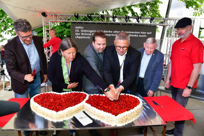 Das AWO-Saarland-Familienfest im Rahmen des 100-jhrigen Jubilums der AWO Saarland am Samstag( 22.06.2024) in Saarbrcken. Im Bild (v.l.): Anschnitt der Geburtstagstorte durch den Regionalverbandsdirektor Peter Gillo, die Prsidiumsvorsitzende im AWO Bundesverband Kathrin Sonnenholzner, Sozialminister Dr. Magnus Jung, AWO-Landesvorsitzenden Marcel Dubois, dem Prsident des Bezirksvorstandes AWO Rheinland Rudi Frick und dem Vorstandsvorsitzenden AWO Bezirksverband Pfalz Markus Broeckmann. Foto: BeckerBredel