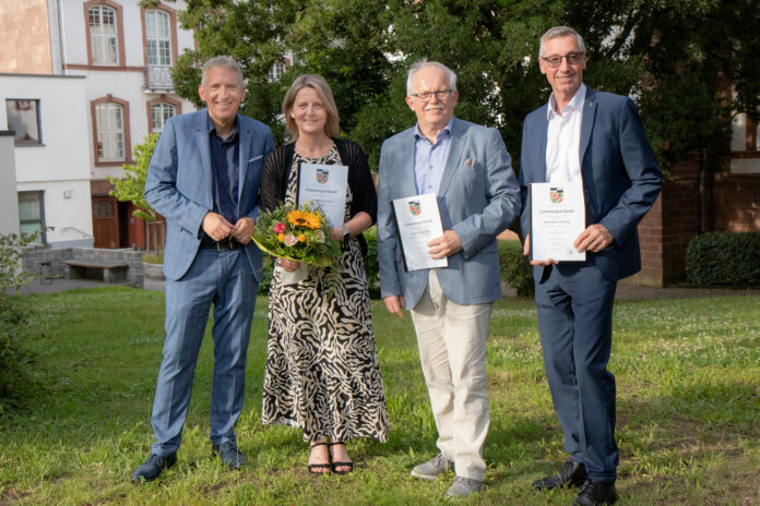 Landrat Patrik Lauer (links) mit den drei neuen Kreisbeigeordneten, von links: Erste Kreisbeigeordnete Sandra Quinten (SPD) und die Kreisbeigeordneten Walter Klein (CDU) und Bernd Valentin (SPD). Foto: Landkreis Saarlouis/Yannick Hoen