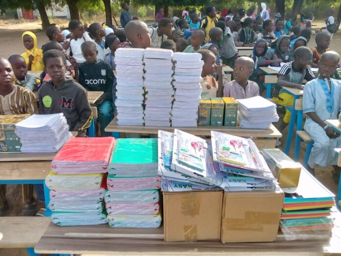 Neue Hefte und Stifte für die Schule - Foto: Verein „Freundschaft St. Ingbert – N’Diaganiao / Senegal e.V.“