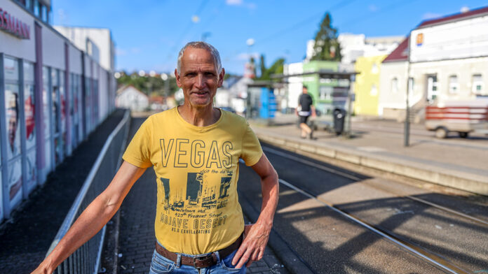 Willi Thielen an der Riegelsberger Saarbahnhaltestelle