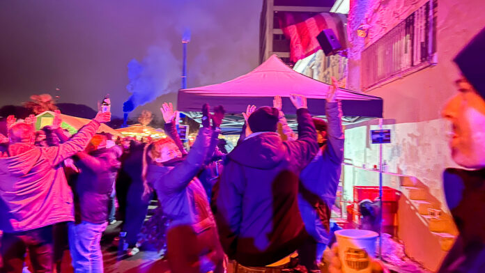 Virage est - Blauschwarzer Weihnachtsmarkt am Saarbrücker Osthafen