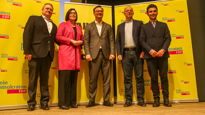 v.l.n.r.: Roland König, Gudrun Bierbrauer-Haupenthal, Oliver Luksic, Dr. Hanno Thewes, Danny Marlon Meyer