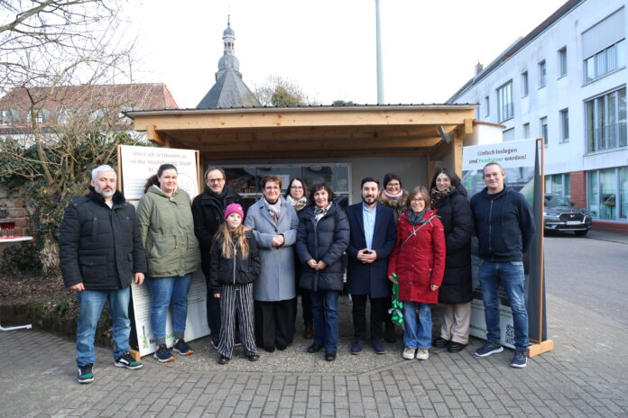 Andreas Heinz, Leiter Caritaszentrum Saarpfalz (3.v.l.), Bettina Altesleben, Staatsekretärin im saarländischen Ministerium für Arbeit, Soziales, Frauen und Gesundheit (5.v.l.), und Ortsvorsteherin Irene Kaiser (Mitte) freuten sich mit vielen weiteren Akteuren über den neuen 