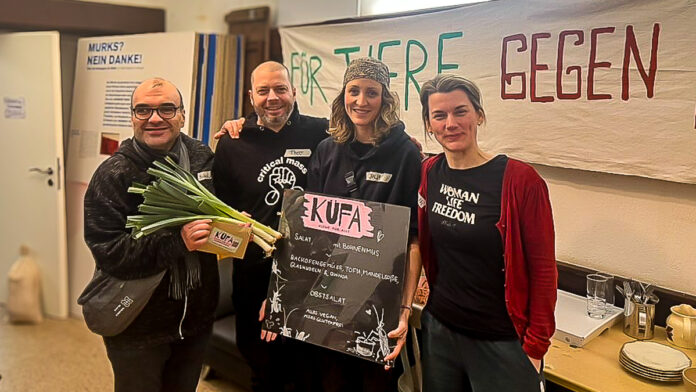 v. links nach rechts: Michael Mamiani (Küfa-Team), Fabian Theobald (Beisitzer Grüner Ortsverband Saarbrücken-Mitte), Julie Bost (Küfa-Team), Judith Rachel (Vorsitzende Grüner Ortsverband Saarbrücken-Mitte) - Foto: BÜNDNIS 90/DIE GRÜNEN Ortsverband Saarbrücken Mitte