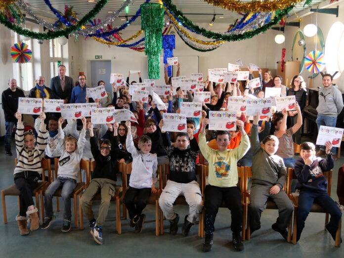 Große Freude bei den Schülerinnen und Schüler der Kirchbergschule auf ihre Diplome v.l.n.r.: Schulleiter Michael Jung, Bezirksbürgermeister Thomas Emser, Peter Roth vom Lions Club und Christian Teichfischer. Rechts: Claudia Rebmann (2.v.r.) Foto: Diakonie Saar / Stein
