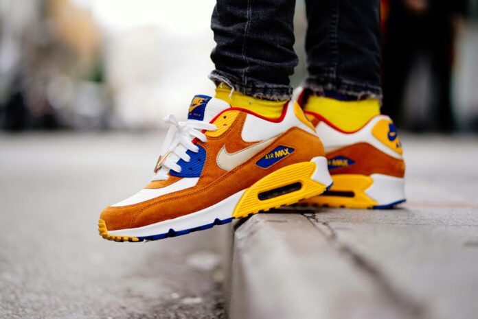 Foto: https://unsplash.com/de/fotos/nahaufnahme-einer-person-die-braun-weissen-nike-air-max-tragt-j1GiPlvSGWI