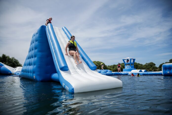 Beim neuen Aquapark erwartet alle kleinen und großen Wasser-Ninjas ein ganz besonderer Bewegungsspaß mit Nervenkitzel auf 11 schwimmenden Elementen im Strandbad am Losheimer Stausee. Fotos: Trick17