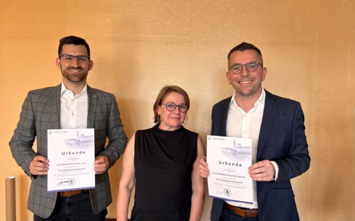 v.l. Bürgermeister Carsten Quirin, Caroline Tilk (Abteilungsleiterin Standesamt) und Oberbürgermeister Marc Speicher - Foto: Kreisstadt Saarlouis