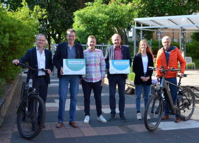 Staatssekretär Sebastian Thul (3ter v.l.) übergibt Oberbürgermeister Jörg Aumann (2ter v.l.) den Zuwendungsbescheid. Foto: Kreisstadt Neunkirchen/Katharina Streb