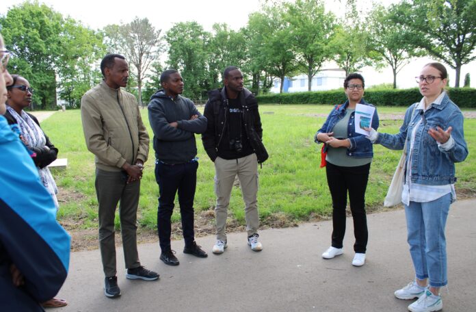 Alisa Alić (r.) und Emilie Iliza (2.v.r.) führten die deutsch-ruandische Gruppe um Bischof Christophe Nshimyimana (3.v.l.) über die Gedenkstätte Fotos: evks/Eulenstein