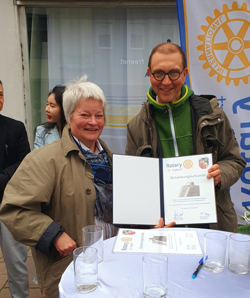 Oberbürgermeister Prof. Dr. Ulli Meyer freut sich über die Schenkungsurkunde für den Trinkwasserbrunnen von Rotary Club-Präsidentin Gabriele Ziekursch. - Foto: Maria Müller-Lang