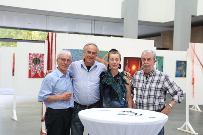 Beigeordneter Albrecht Hauck, Fotograf Cataldo Miserendino, Künstlerin Judith Boy und der 1. Vorsitzende des Vereins Freundschaft St. Ingbert – Ndiaganiao (Senegal) e. V. Walter Klicker bei der Ausstellungseröffnung - Foto: Giusi Faragone