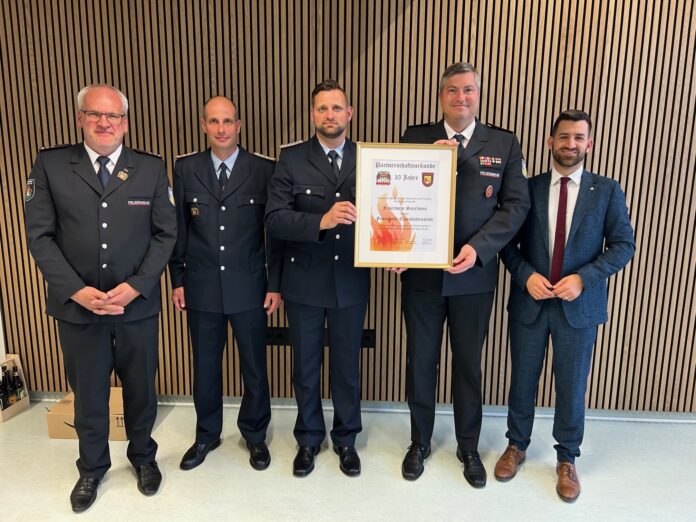 Jörg Schmitz (Stv. Wehrführer Saarlouis), Sven Koch und Ralf Michalski (Wehrführung Eisenhüttenstadt), Christopher Freichel (Wehrführer Saarlouis), Bürgermeister Carsten Quirin Fotos: Pascal Fontaine (FW Saarlouis)