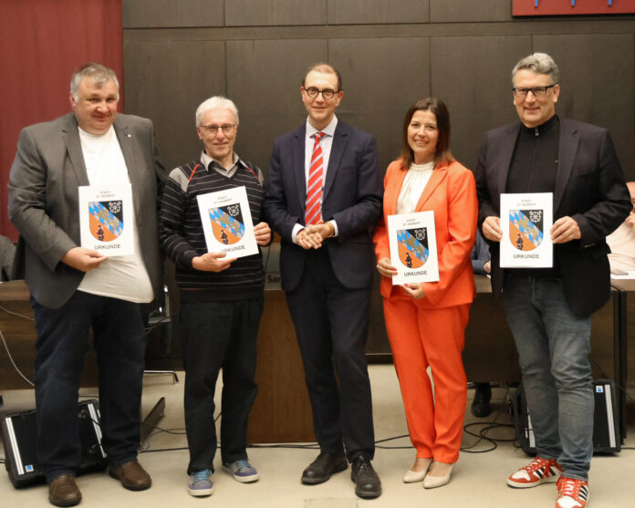 Oberbürgermeister Ulli Meyer (Mitte) mit den neu gewählten Beigeordneten vlnr. Olaf Blaumeiser, Albrecht Hauck, Nadine Backes, Markus Schmitt - Foto: G. Faragone