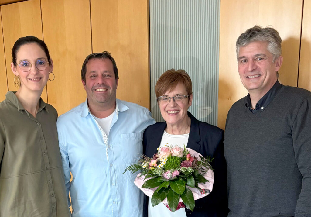 Frau Mosebach-Schwarz (2. von rechts) wurde von Bürgermeister Lutz Maurer, Karsten Schommer (Personalrat) und Bianca Pütz (Kita Pusteblume) verabschiedet - Foto: Gemeinde Quierschied