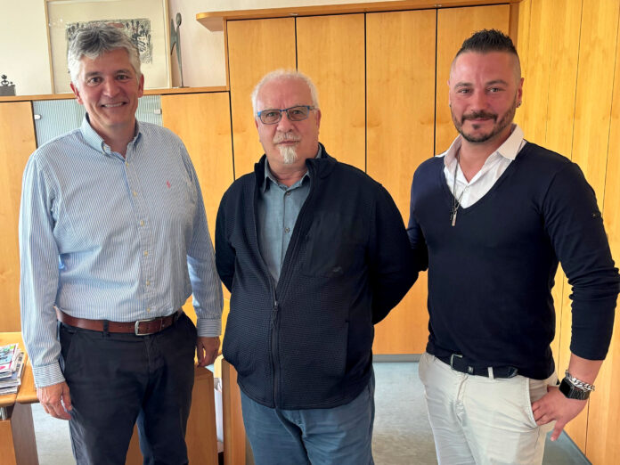 Bürgermeister Maurer (links) und Baubetriebshof-Leiter Mario Morreale (rechts) mit Herrn Guerreri.) - Foto: Gemeinde Quierschied