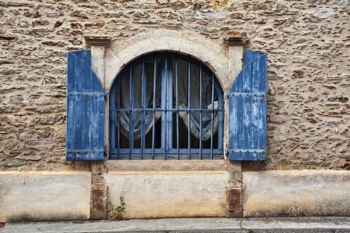 Quelle: https://pixabay.com/de/photos/fensterl%C3%A4den-mauer-fenster-fassade-8198905/